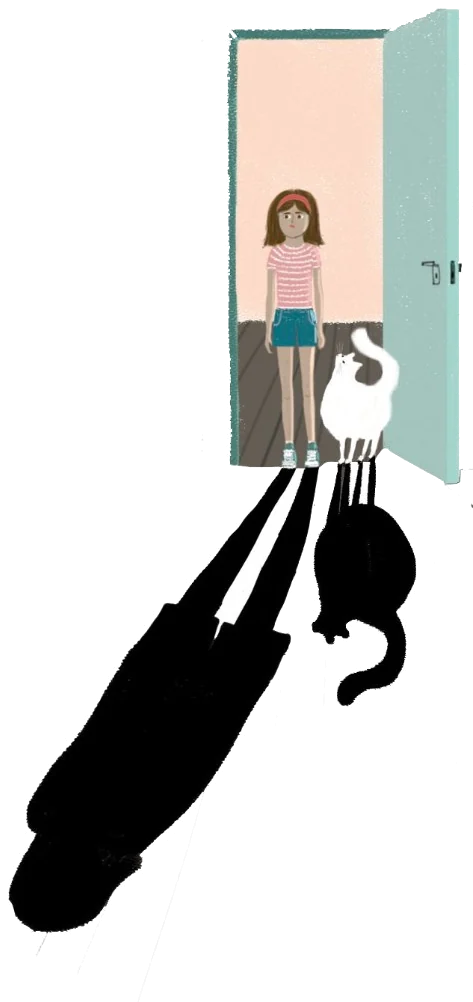 Una nena y un gato blanco en el umbral de una puerta, con las sombras alargadas.